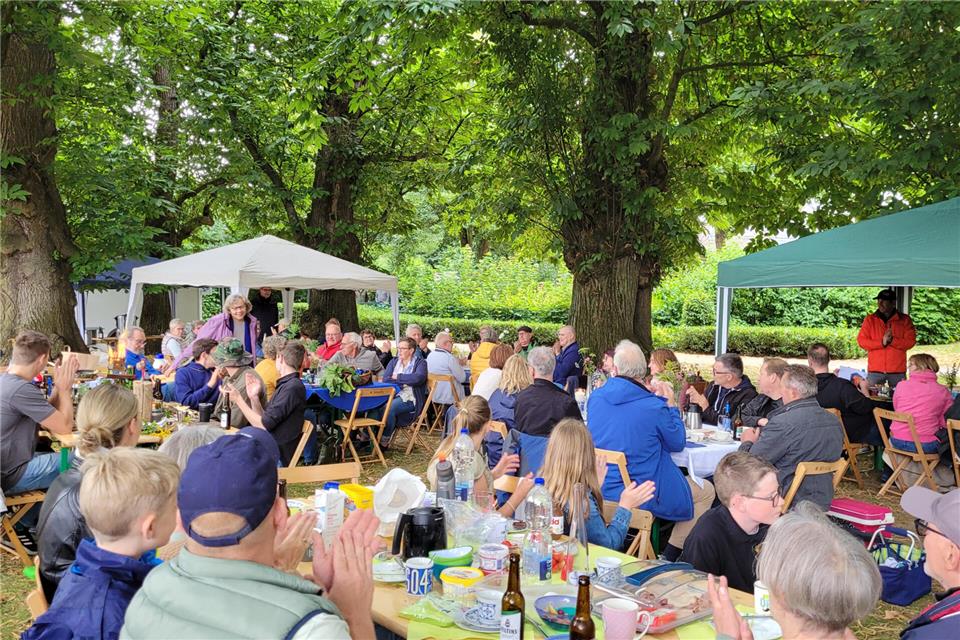 Die Bürgerstiftung lädt zum Frühstück „Tischlein deck dich“ unter die Kastanien am Ekhornsloh in Erle ein.