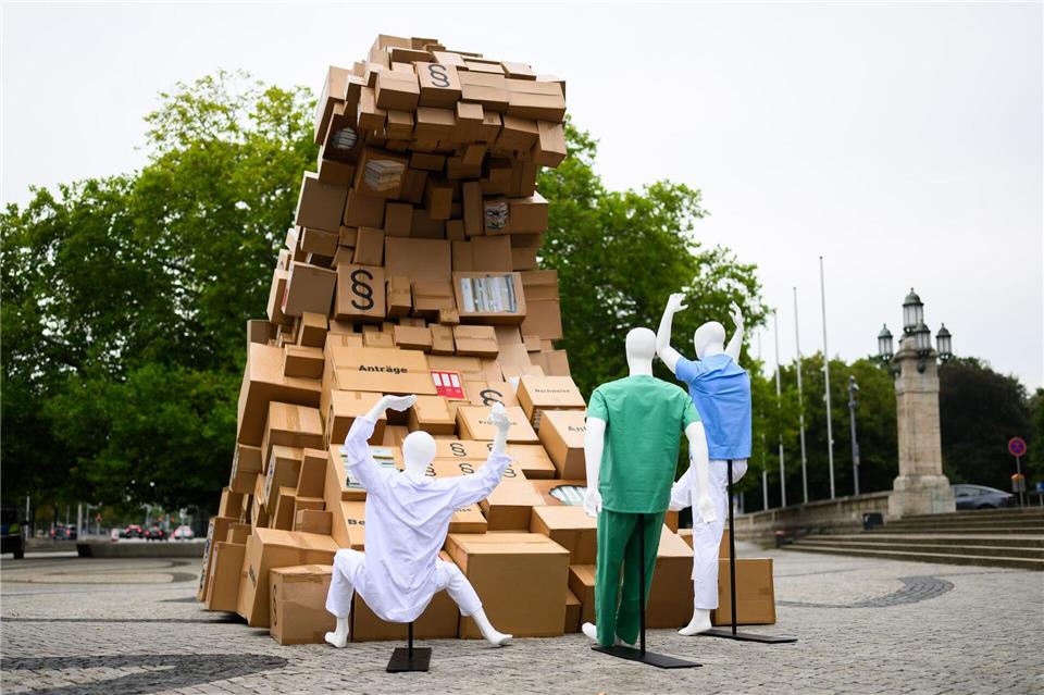 Die „Bürokratie-Welle“ als Installation der Niedersächsischen Krankenhausgesellschaft. (Archivbild)Julian Stratenschulte/dpa
