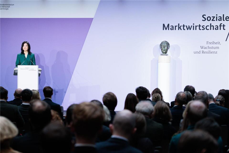 Die Büste Ludwig Erhards ist wieder da.Carsten Koall/dpa