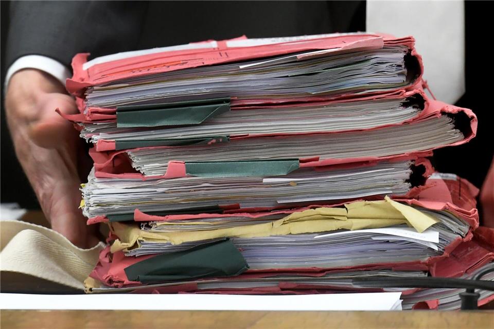 Zehntausende offene Ermittlungen in Baden-Württemberg Die Bugwelle unerledigter Fälle bei den baden-württembergischen Staatsanwaltschaften ist etwas kleiner geworden.(Symbolbild)Holger Hollemann/dpa