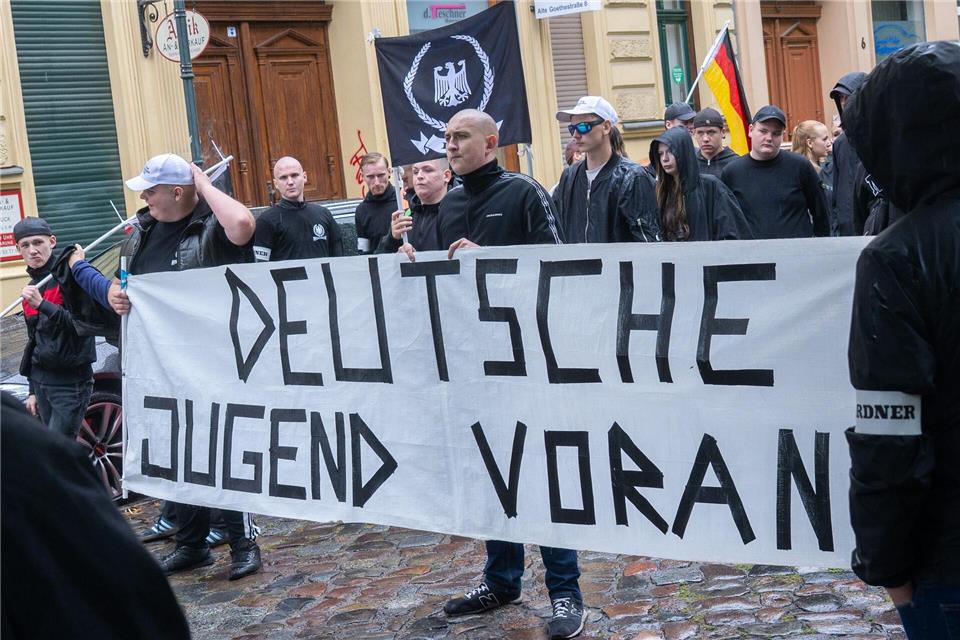 Die Bundesanwaltschaft hat im Mai Räume von mutmaßlichen Mitgliedern der Gruppen „Jung und Stark“ und „Deutsche Jugend Voran“ in zwölf Bundesländern durchsuchen lassen. Ihnen wird Bildung oder Mitgliedschaft in einer kriminellen Vereinigung vorgeworfen. (Archivfoto) Christophe Gateau/dpa