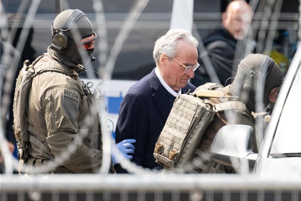 Die Bundesanwaltschaft legt den insgesamt neun Beschuldigten im Prozess gegen die mutmaßliche „Reichsbürger“-Gruppe um Prinz Reuß unter anderem die Mitgliedschaft in einer terroristischen Vereinigung zur Last.