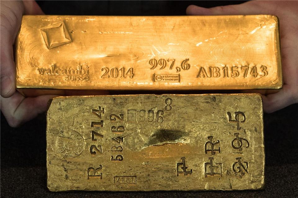 Die Bundesbank präsentiert Goldbarren, die sie aus dem Ausland in eigene Tresore nach Frankfurt geholt hat. (Archivbild)Boris Roessler/dpa