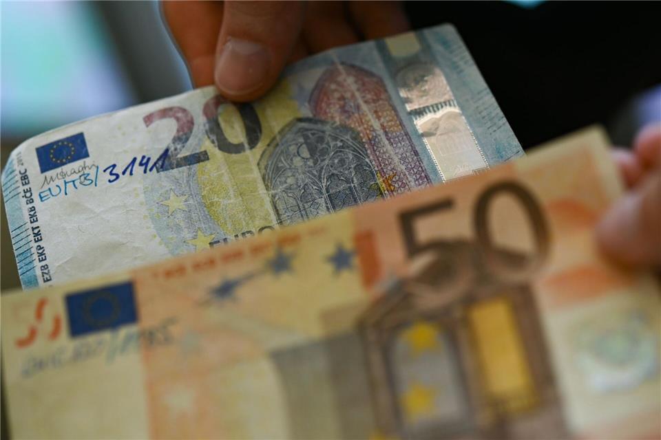 Die Bundesbank zeigt hier gefälschte 20-Euro- und 50-Euro-Geldscheine. Es ist aktuell mehr Falschgeld im Umlauf. (Archivbild)Arne Dedert/dpa