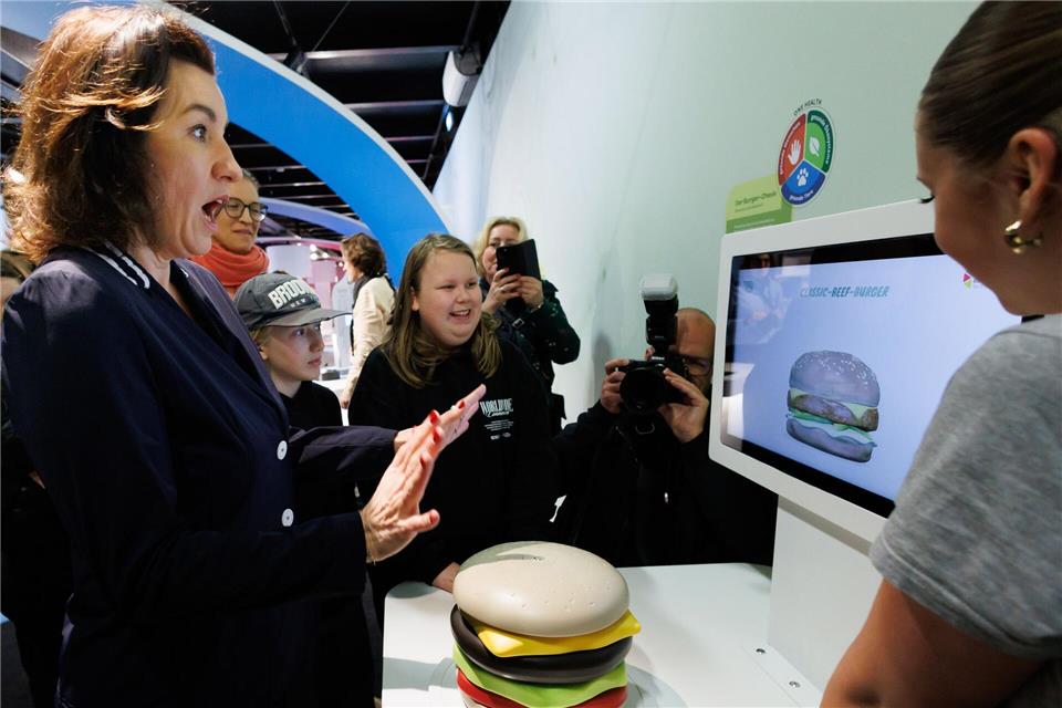 Die Bundesforschungsministerin isst ihren Burger gerne mit Bacon und Avocado.Carsten Koall/dpa