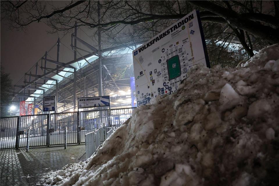 Die Bundesliga-Partie zwischen dem Hamburger SV und Bayer Leverkusen im Volksparkstadion ist wegen der Folgen des Winterwetters kurzfristig abgesagt worden.Christian Charisius/dpa