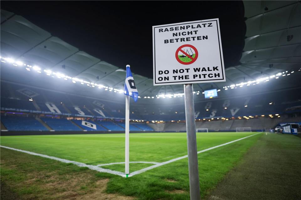 Die Bundesliga-Partie zwischen dem Hamburger SV und Bayer Leverkusen im Volksparkstadion ist wegen der Folgen des Winterwetters kurzfristig abgesagt worden.Christian Charisius/dpa