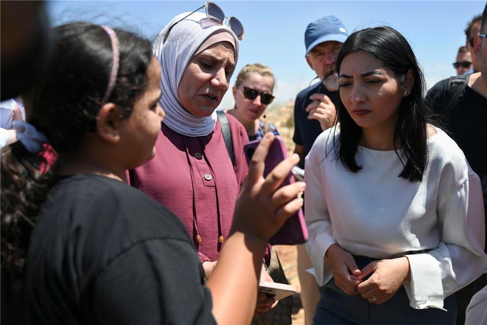 Die Bundesministerin tauschte sich im Westjordanland mit einer Familie aus.Katharina Kausche/dpa