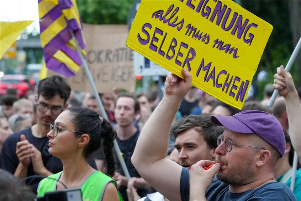 Die Bundespläne sorgten für Protest vor dem Willy-Brandt-Haus.Soeren Stache/dpa