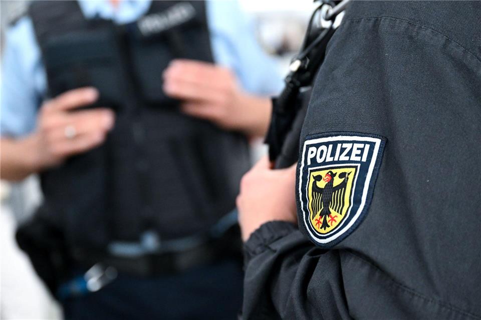 Die Bundespolizei beobachtete den Mann, als er seinen verlorenen Schuh holte. (Symbolbild)Sven Hoppe/dpa