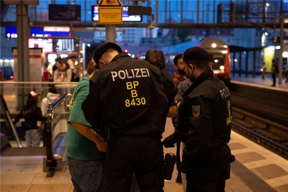 Die Bundespolizei erlässt ein Waffenverbot auf 15 Bahnhöfen in Berlin im Oktober, Kontrollen sollen so einfacher werden. (Archivbild)Paul Zinken/dpa