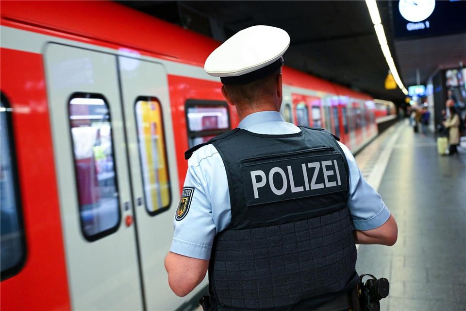 Die Bundespolizei ermittelt nach dem Vorfall in Stuttgart. (Archivbild)Sven Hoppe/dpa
