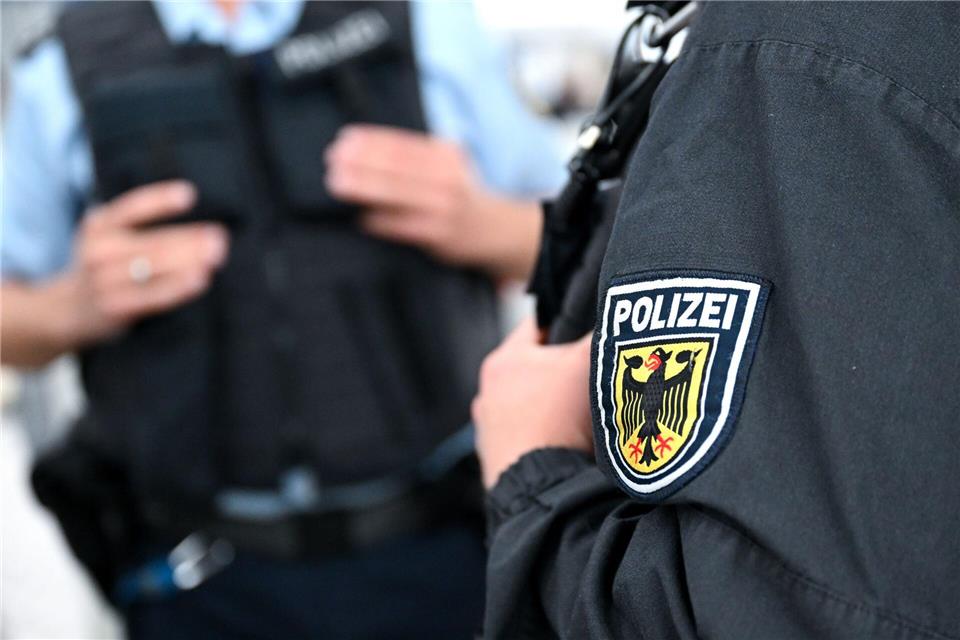 Die Bundespolizei ermittelt nach einem Polizeieinsatz am Hauptbahnhof Regensburg wegen eines Verstoßes gegen das Waffengesetz. (Symbolbild)Sven Hoppe/dpa