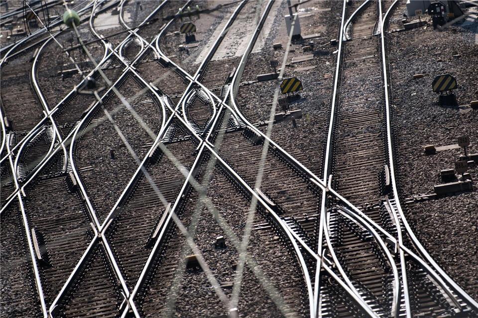 Die Bundespolizei ermittelt wegen eines Schienenbruchs. (Symbolbild)Sven Hoppe/dpa