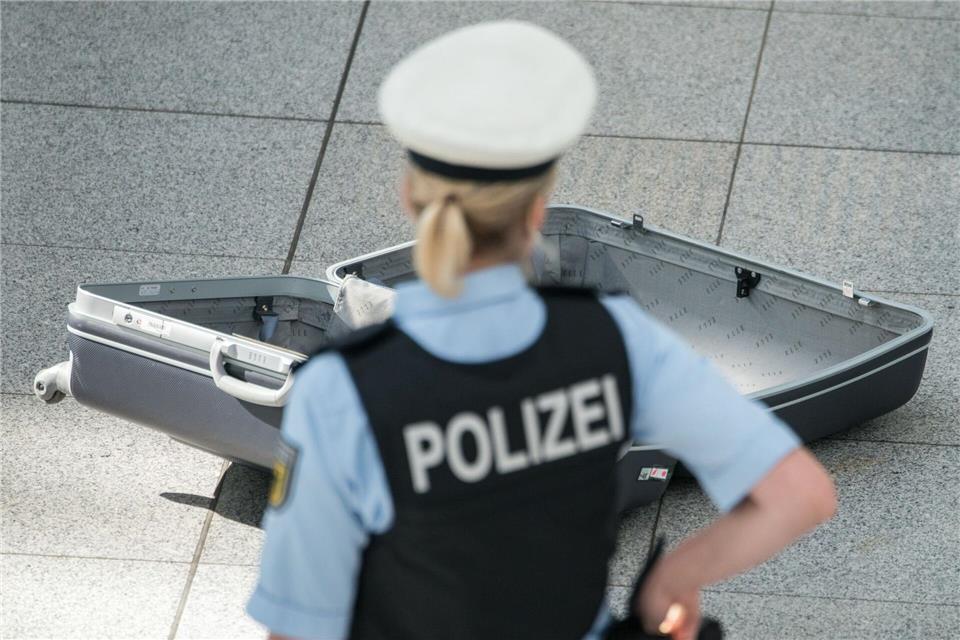 Die Bundespolizei fand in dem Koffer lediglich Kleidung und Hygieneartikel. (Symbolbild)Armin Weigel/dpa