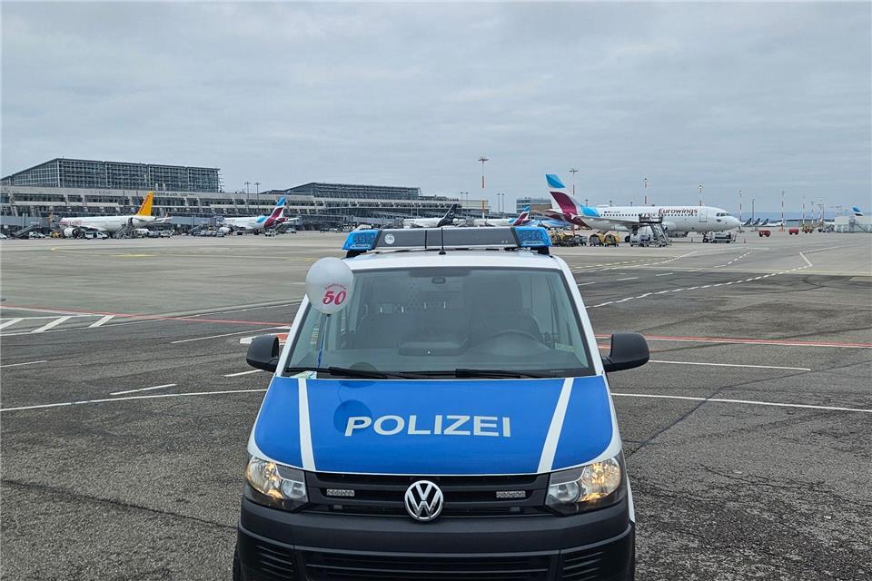 Die Bundespolizei hat einen Luftballon am Stuttgarter Flughafen abgefangen. -/Bundespolizeiinspektion Flughafen Stuttgart /dpa
