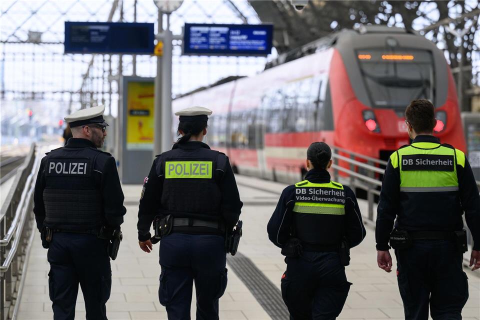 Die Bundespolizei hat im vergangenen Jahr mehr Gewaltdelikte an Bahnhöfen und anderen Orten, wo sie für die Sicherheit zuständig ist, festgestellt. (Archivbild)Robert Michael/dpa