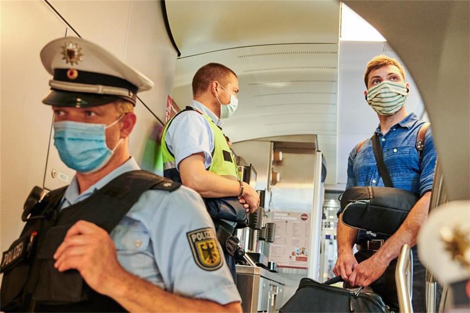 Die Bundespolizei kann bei Verstößen gegen die Maskenpflicht Bußgelder in Höhe von 150 Euro verhängen. 