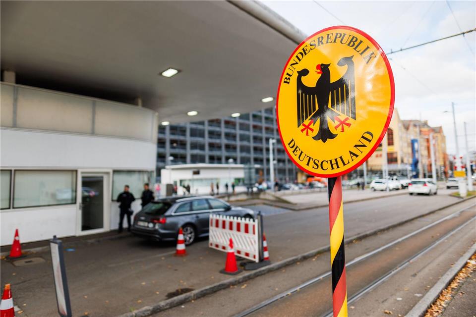 Die Bundespolizei kontrolliert verstärkt. (Symbolbild)Philipp von Ditfurth/dpa