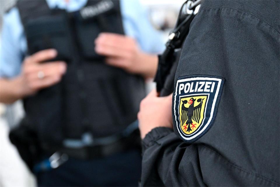 Die Bundespolizei kontrollierte den Bus. (Symbolbild)Sven Hoppe/dpa