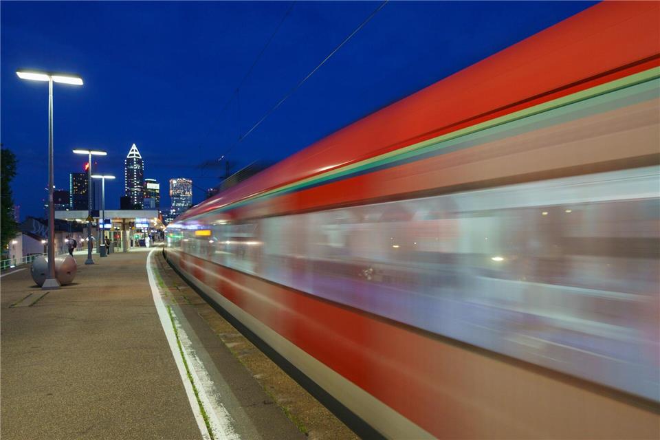 50 Unbekannte greifen Fußballfans in S-Bahn an  Die Bundespolizei prüft, ob es sich bei den Angreifern um Anhänger der Eintracht handeln könnte (Symbolbild).Andreas Arnold/dpa