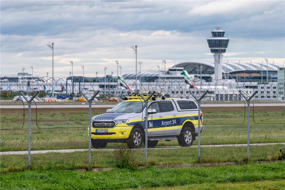 Die Bundespolizei sprach von zwei Drohnensichtungen im Bereich der Nord- und der Südbahn. Armin Weigel/dpa