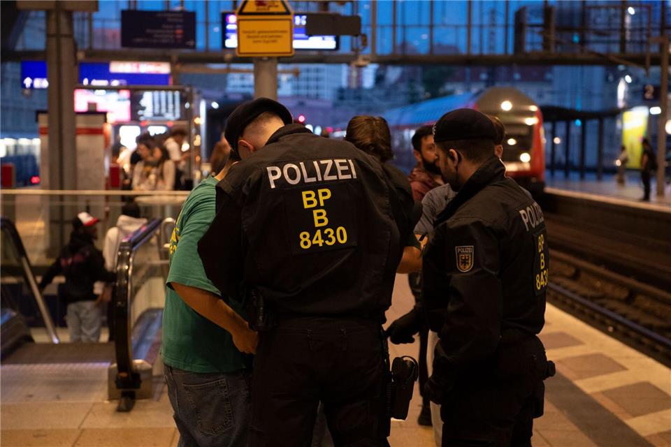 Die Bundespolizei stellt auch über 700 Straftaten fest. (Symbolbild)Paul Zinken/dpa