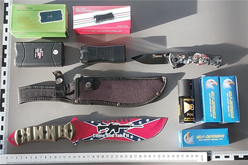 Die Bundespolizei stellte die Waffen sicher. Gegen den Jugendlichen ermittelt sie wegen Verstößen gegen das Waffengesetz. Bundespolizei/dpa