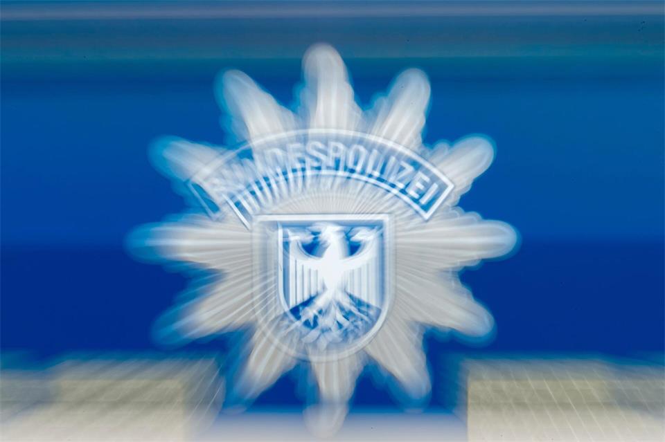 Die Bundespolizei sucht nach Zeuginnen und Zeugen. (Symbolbild)Matthias Rietschel/dpa-Zentralbild/dpa
