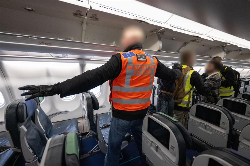 Die Bundespolizei und Mitarbeiter von Frontex begleiten einen Abschiebeflug nach Pakistan. (Archivbild) Boris Roessler/dpa
