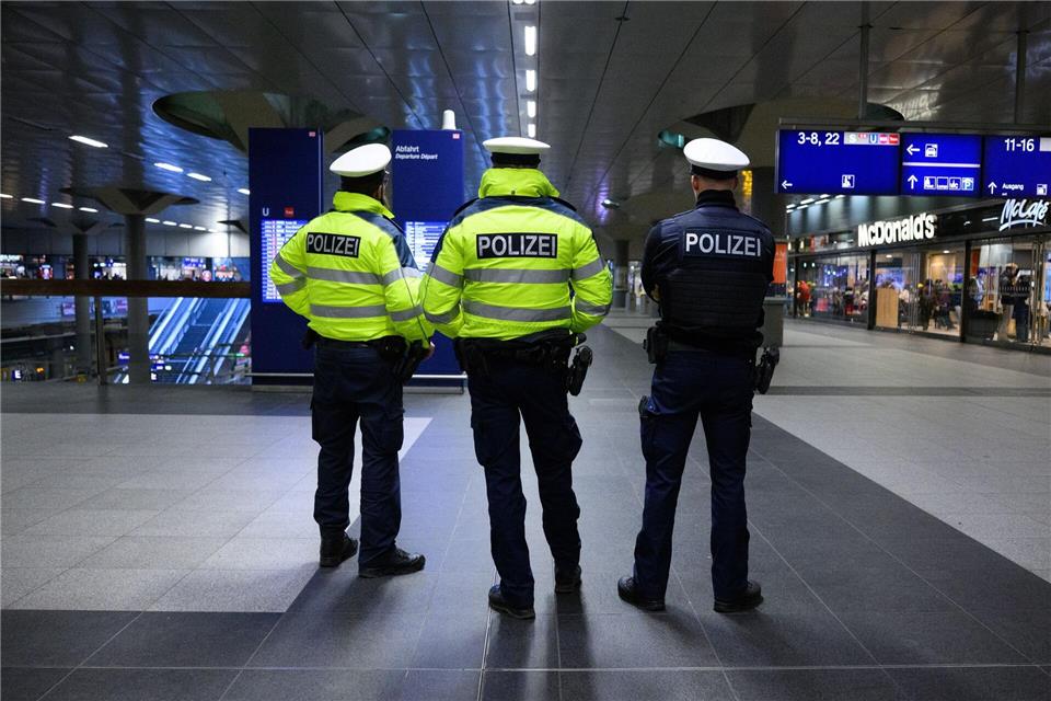 Die Bundespolizei verbietet gefährliche Gegenstände auf Bahnhöfen in Berlin und Potsdam. (Symbolfoto) Bernd von Jutrczenka/dpa