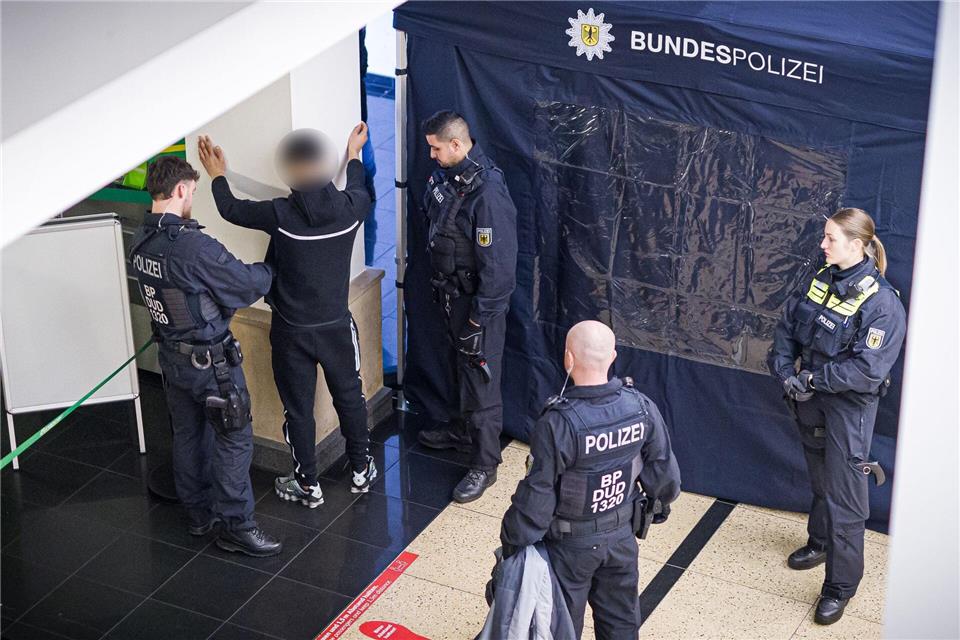 Die Bundespolizei war mit zahlreichen Beamten vor Ort am Hauptbahnhof Hannover.Moritz Frankenberg/dpa
