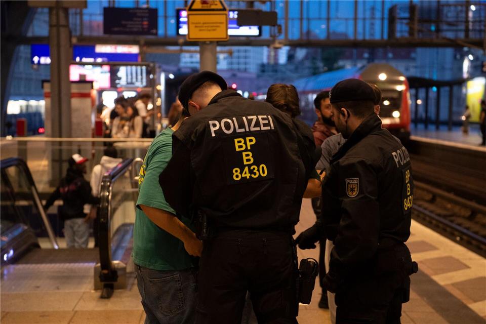 Die Bundespolizei will an 36 Bahnhöfen in Deutschland verstärkt kontrollieren. (Symbolfoto) Paul Zinken/dpa