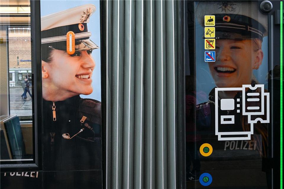 Die Bundespolizei wirbt auf der Tram für Nachwuchs.Jens Kalaene/dpa