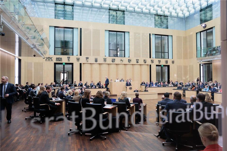 Die Bundesratsmitglieder verfolgen die Sitzung im Plenarsaal im Bundesrat.Carsten Koall/dpa