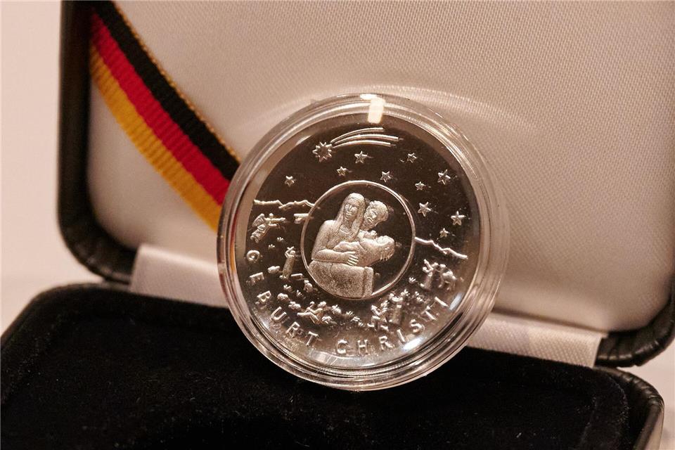 Die Bundesregierung gibt regelmäßig neue Sammlermünzen aus. (Archivbild)Annette Riedl/dpa