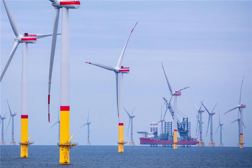 Die Bundesregierung hat das Ziel, dass in der Nord- und Ostsee viele neue Windräder installiert werden. (Archivbild) Jens Büttner/dpa-Zentralbild/dpa