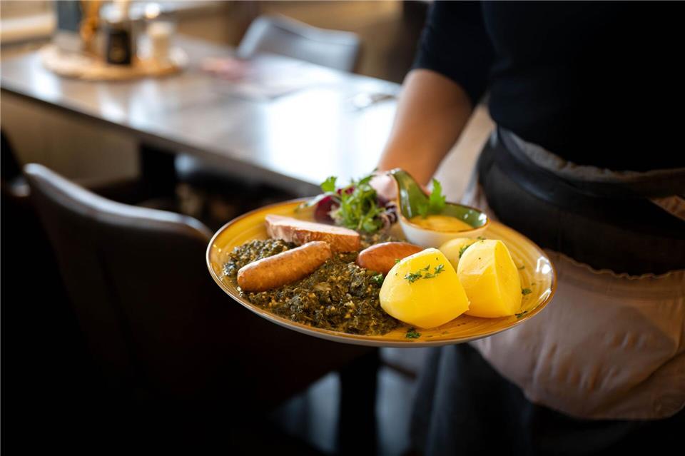 Die Bundesregierung plant, die Mehrwertsteuer in der Gastronomie von Januar an zu senken. (Archivbild) Sina Schuldt/dpa