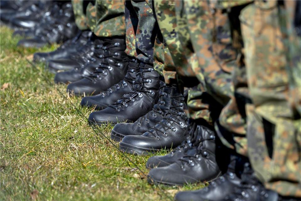 Die Bundesregierung ringt um die Ausgestaltung eines neuen Wehrdienstgesetzes, das zum 1. Januar in Kraft treten soll.Soeren Stache/dpa