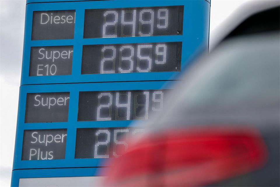 Die Bundesregierung will Autofahrer mit einem erneuten Tankrabatt entlasten. (Archivbild)Jan Woitas/dpa