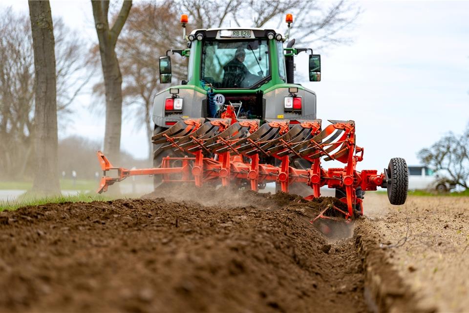 Mit welchen Mehr-Belastungen ein Hof jetzt rechnen muss Die Bundesregierung will bei Agrardiesel und Kfz-Steuer-Befreiung für landwirtschaftliche Fahrzeuge im kommenden Haushalt fast eine Milliarde Euro einsparen.