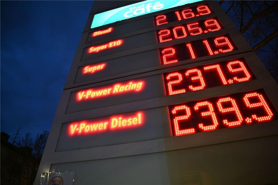 Die Bundesregierung will wegen der steigenden Spritpreise eingreifen. Katharina Kausche/dpa