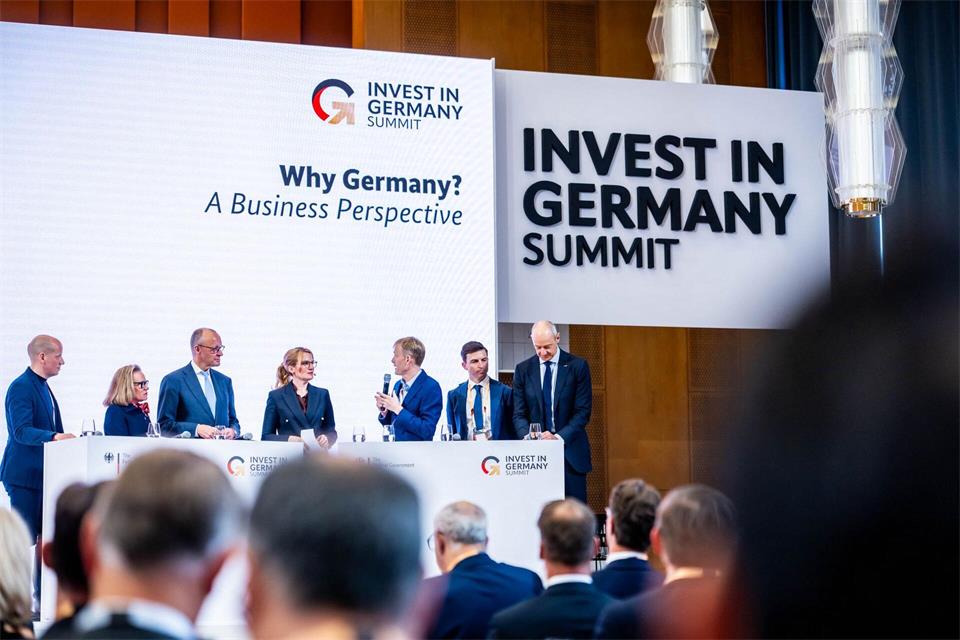 Die Bundesregierung wirbt um Milliarden-Investitionen: Bundeskanzler Friedrich Merz mit Panelteilnehmern beim „Invest in Germany“-GipfelMichael Kappeler/dpa