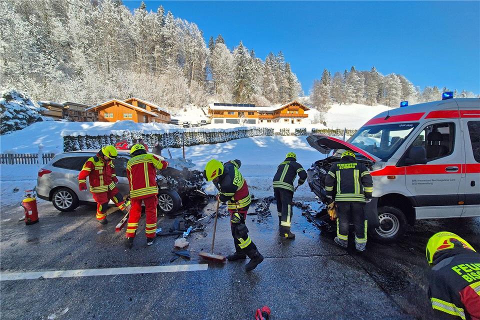 Die Bundesstraße 305 war nach dem Unfall für mehrere Stunden voll gesperrt.Angerer/BRK Kreisverband Berchtesgadener Land/dpa
