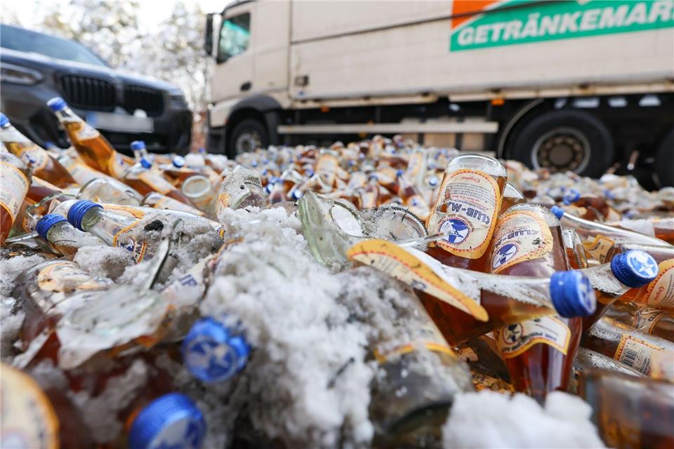 Die Bundesstraße 470 war nach dem Unfall für die Bergung der Ladung gesperrt.Daniel Löb/dpa