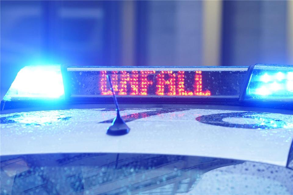 Die Bundesstraße blieb in der Nacht rund vier Stunden lang gesperrt. (Symbolbild)Marcus Brandt/dpa