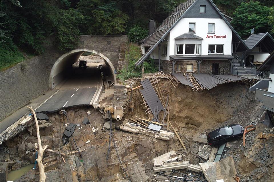 Die Bundesstraße durch das Ahrtal ist hinter einem Tunnel von der Sturzflut im Juli weggerissen worden. (Archivbild)Thomas Frey/dpa