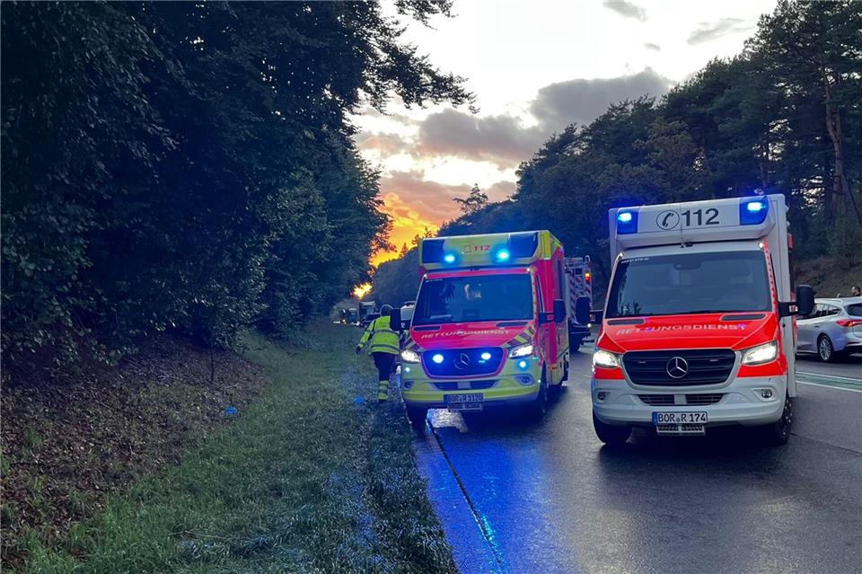 Helfer wird auf der B 67 schwer verletzt Die Bundesstraße war nach dem Unfall für Stunden gesperrt.