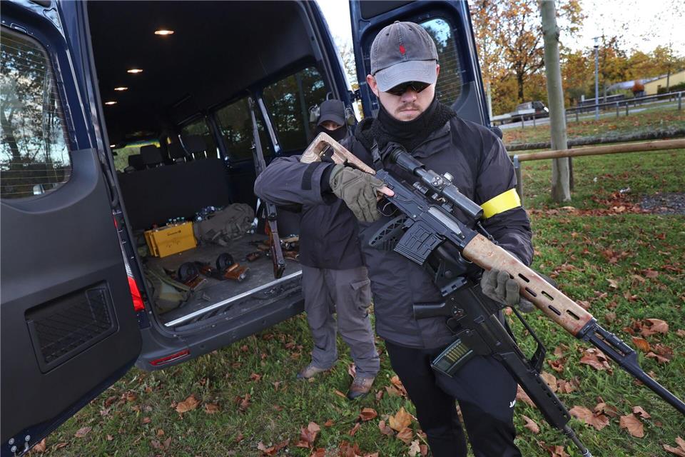 Aufarbeitung nach Schuss auf Soldat kommt nicht voran  Die Bundeswehr-Großübung „Marshal Power“ beschäftigt seit dem fatalen Schuss eines Polizisten auf einen Soldaten nicht nur die Behörden. Auch die Jusitz ermittelt zu den noch immer unklaren Hintergründen. (Archivbild)Karl-Josef Hildenbrand/dpa