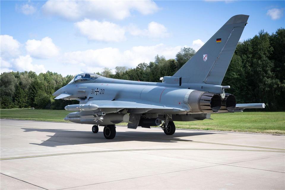 Die Bundeswehr braucht mehr Kräfte und damit mehr Platz. Auch auf dem Flughafen Rostock-Laage? Archivbild)Philip Dulian/dpa